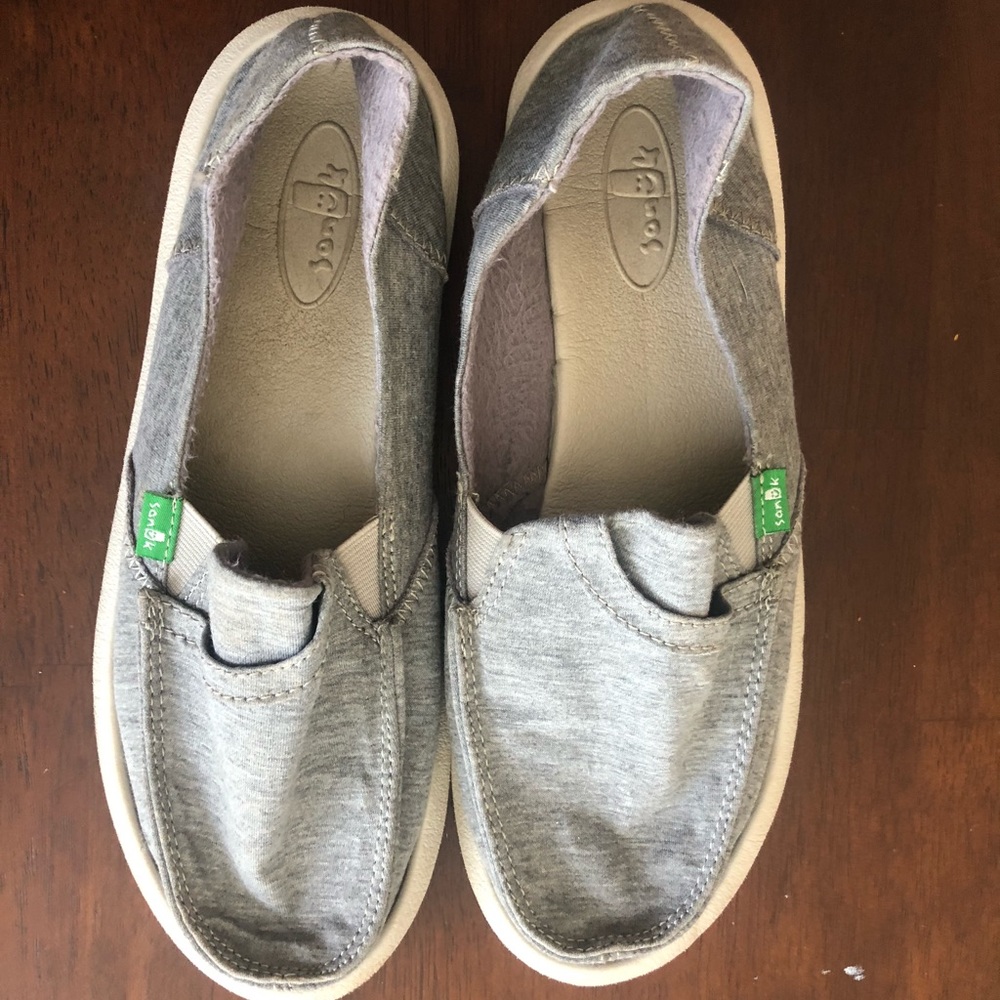 Women’s grey sanuks